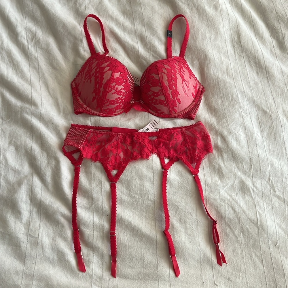 Victoria’s Secret Red Lace Lingerie set (bra+garter) NWT